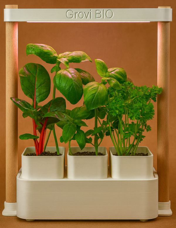 GROVI BIO Indoor Smart Garden mit LED‑Beleuchtung und automatischer Bewässerung auf einem Tisch, modernes kompaktes Pflanzsystem für Kräuter und Microgreens