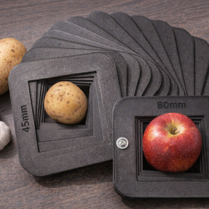 Kartoffel, Apfel und Zwiebel in Sortieröffnungen der PETG-Schablone zur Größenbestimmung